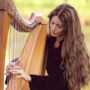 Harpist Hollienea