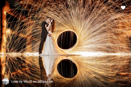Light painting in wedding and engagement photo ideas